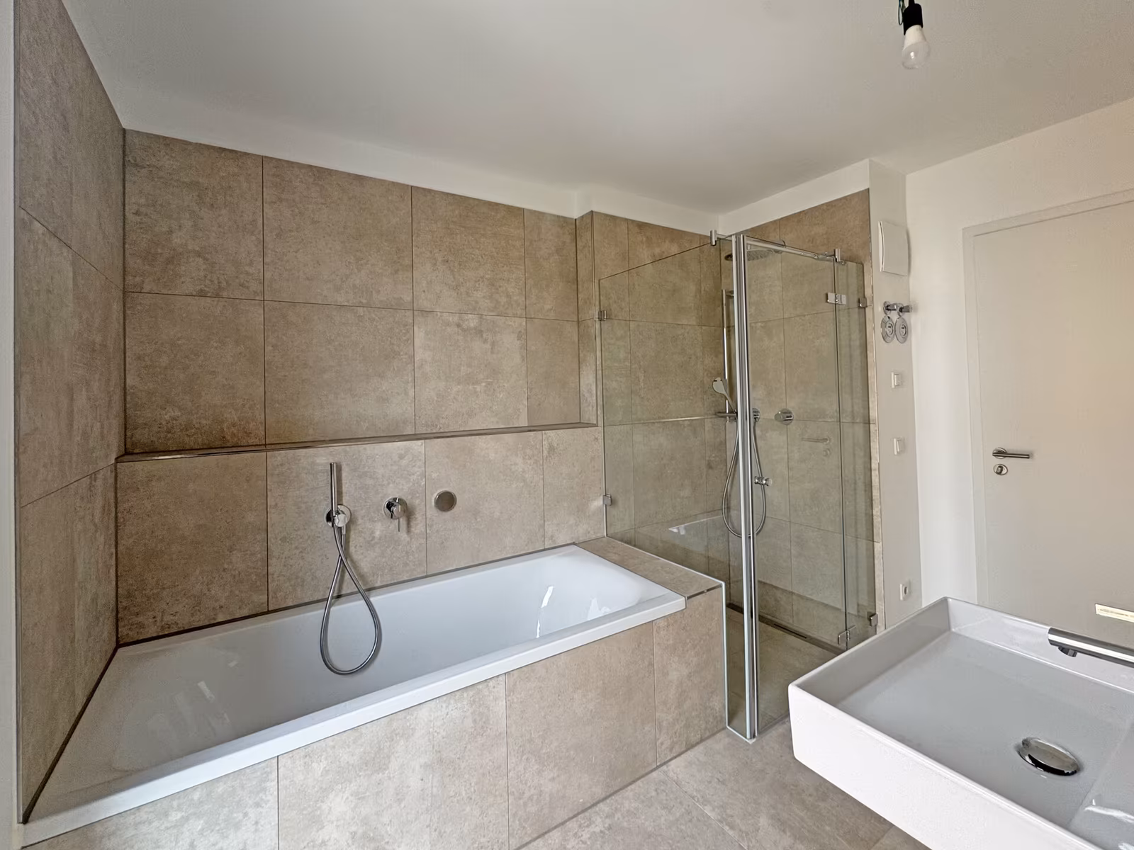 Lichtdurchflutete 3 Zimmer Wohnung in hochwertiger Neubau Wohnanlage